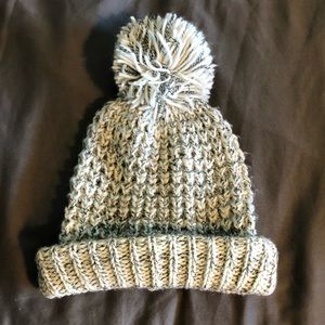 White/grey tuque with puff ball